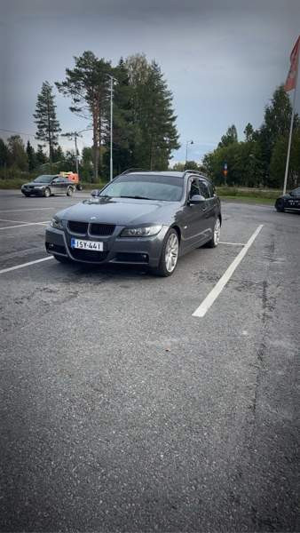 BMW 330 Taksimo - valokuva 1