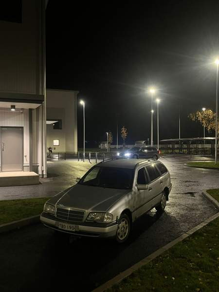 Mercedes-Benz 220 Kuopio - valokuva 4