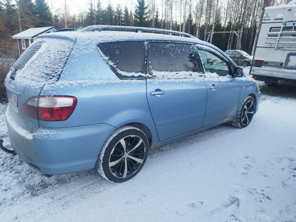 Toyota Avensis Verso Äänekoski - изображение 3