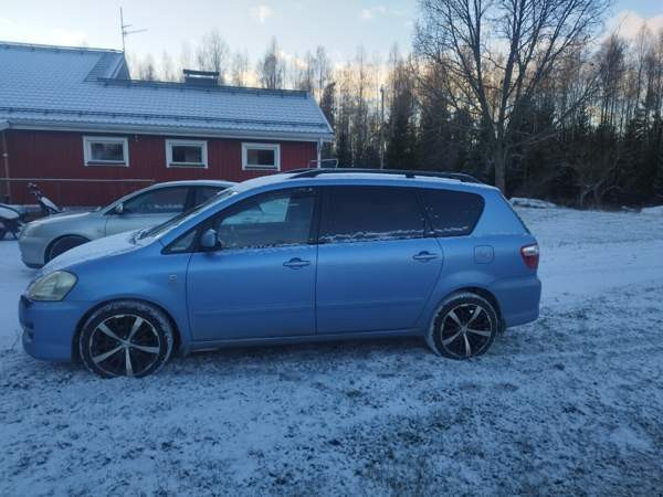 Toyota Avensis Verso Äänekoski - изображение 1