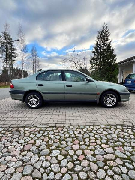 Toyota Avensis Luga - valokuva 2