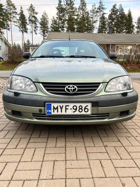 Toyota Avensis Luga - valokuva 5