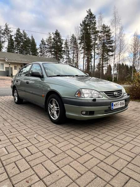 Toyota Avensis Luga - valokuva 1