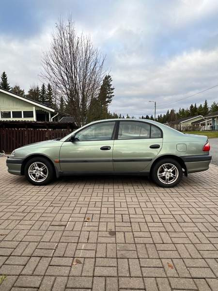Toyota Avensis Luga - valokuva 4
