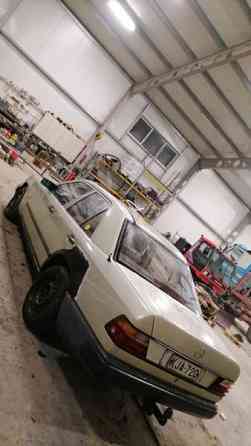 Mercedes-Benz 200 Rautalampi