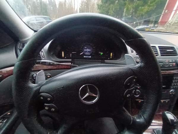 Mercedes-Benz E Punkalaidun - valokuva 2