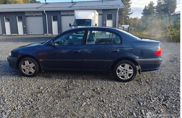 Toyota Avensis Luga - valokuva 3