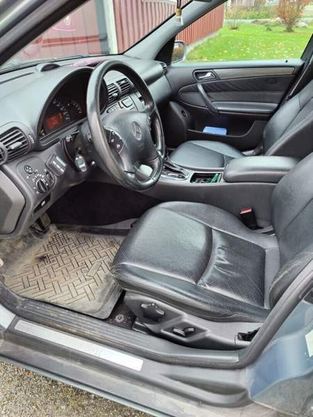 Mercedes-Benz 220 Uusikaarlepyy - valokuva 5