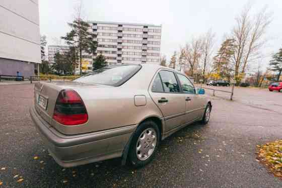 Mercedes-Benz 240 Helsinki