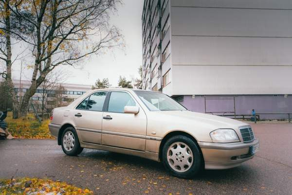 Mercedes-Benz 240 Helsinki - valokuva 2