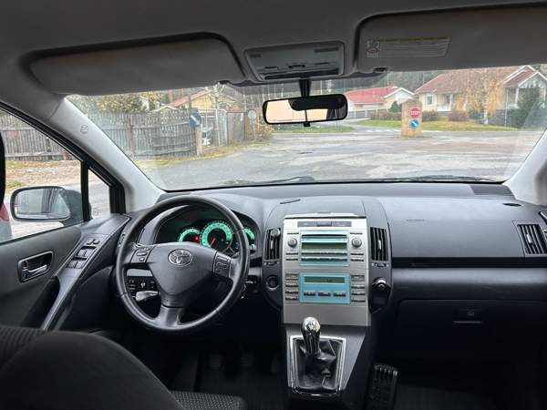 Toyota Corolla Verso Turtkul - valokuva 3