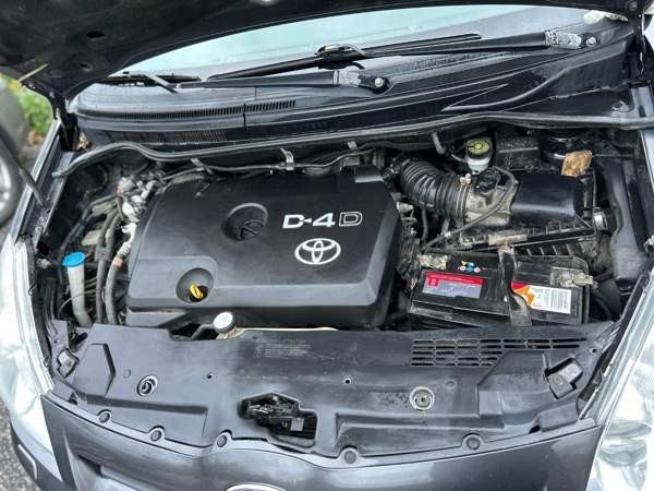 Toyota Corolla Verso Turtkul - valokuva 4