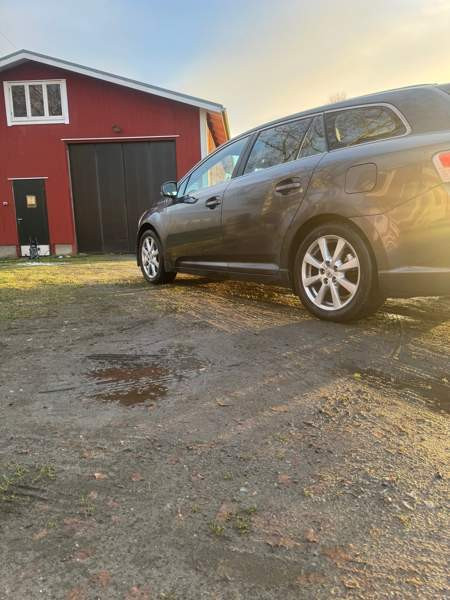 Toyota Avensis Hafnarfjoerdur - valokuva 6