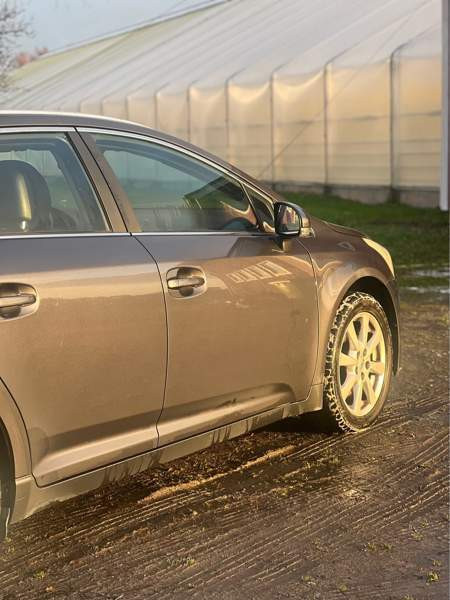 Toyota Avensis Hafnarfjoerdur - valokuva 4