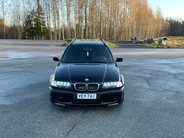 BMW 320 Kruunupyy - valokuva 2