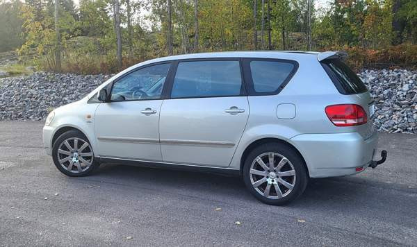 Toyota Avensis Verso Helsinki - photo 1