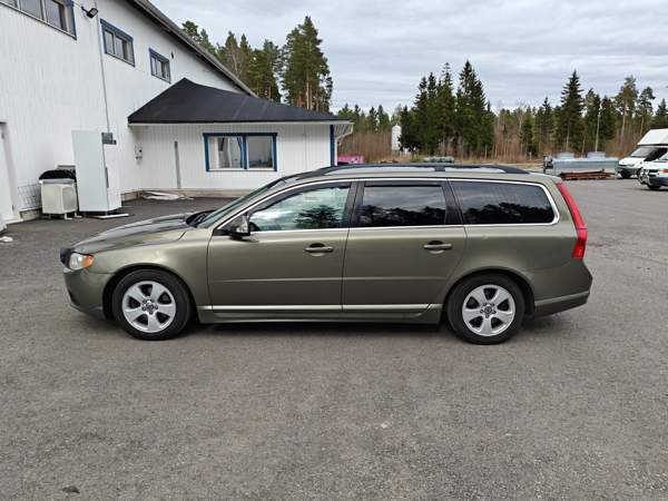 Volvo V70 Ugleural'skiy - valokuva 2