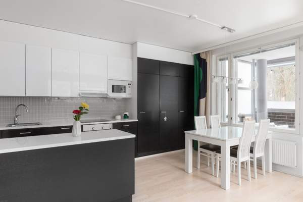 3h+kt+s+iso piha+autohallipaikka  Helsinki - valokuva 5