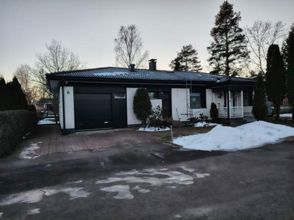 Oh, k, 2mh,th,khh,ph,s,wc. autotalli+lämmin varast  Hamina - valokuva 1