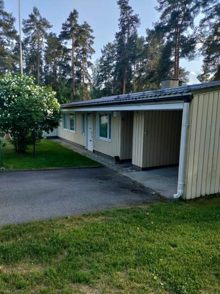 3mh+oh+k+ s. Autokatos, ulkovarasto pihalla.  Mikkeli - valokuva 2