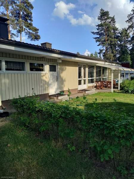 3mh+oh+k+ s. Autokatos, ulkovarasto pihalla.  Mikkeli - valokuva 1