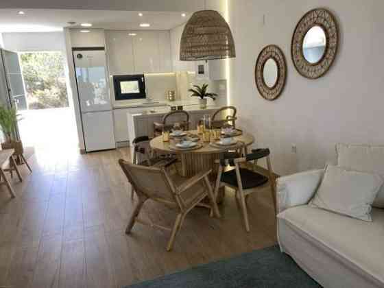 2mh+ olohuone /keittiö 2 kph 2 terassia  Torrevieja