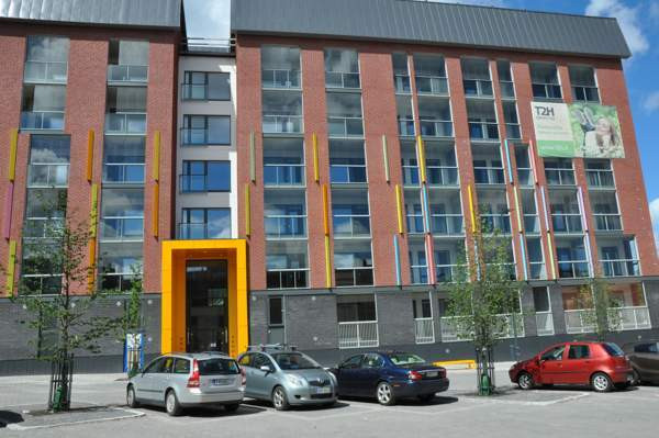 2h+avokt+kph+10 m2 iso lasitettu parveke  Vantaa - valokuva 3