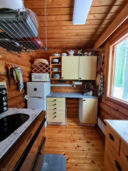 Olohuone, keittonurkaus, nukkumaparvi. Aitassa (pi  Tohmajärvi – foto 7