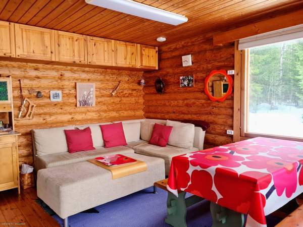 Olohuone, keittonurkaus, nukkumaparvi. Aitassa (pi  Tohmajärvi – foto 4