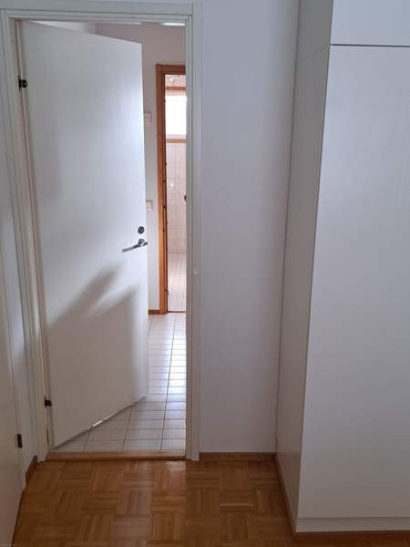 4h + k + s + khh + autotalli + 2 wc + iso piha  Helsinki - valokuva 6