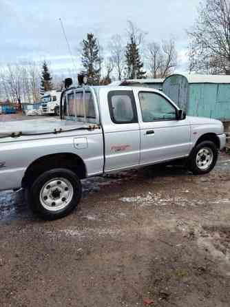 Mazda B2500 Pöytyä