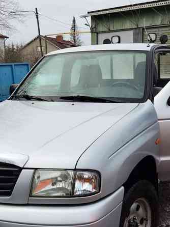 Mazda B2500 Pöytyä