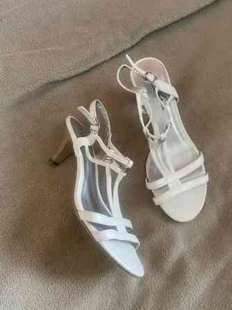 Valkoiset sandaalit Jyvaeskylae