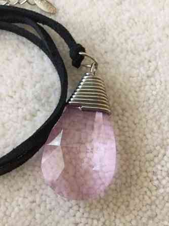 Vaaleanpunainen lasikivi riipus Keuruu
