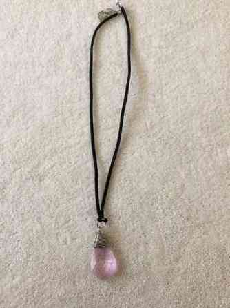 Vaaleanpunainen lasikivi riipus Keuruu