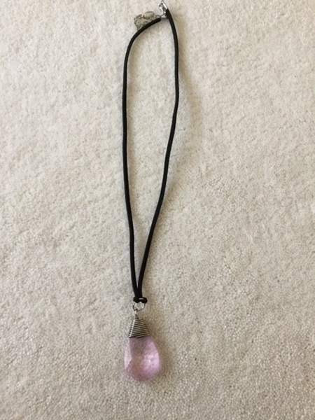 Vaaleanpunainen lasikivi riipus Keuruu - valokuva 2