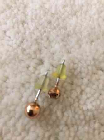 Kaksi kullanväristä paritonta korvakorua Keuruu