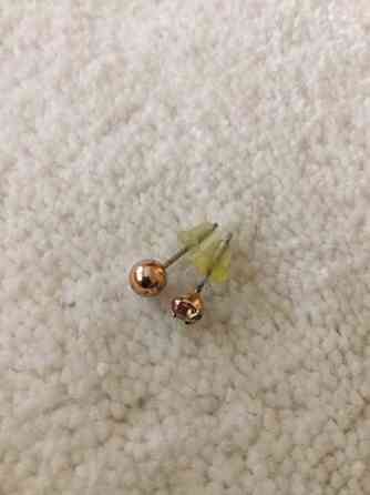 Kaksi kullanväristä paritonta korvakorua Keuruu