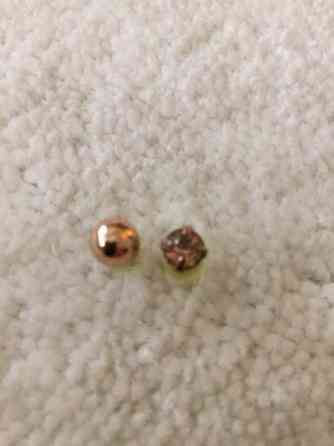 Kaksi kullanväristä paritonta korvakorua Keuruu