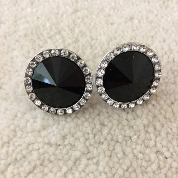 Mustat korvakorut, strasseja Keuruu - photo 1