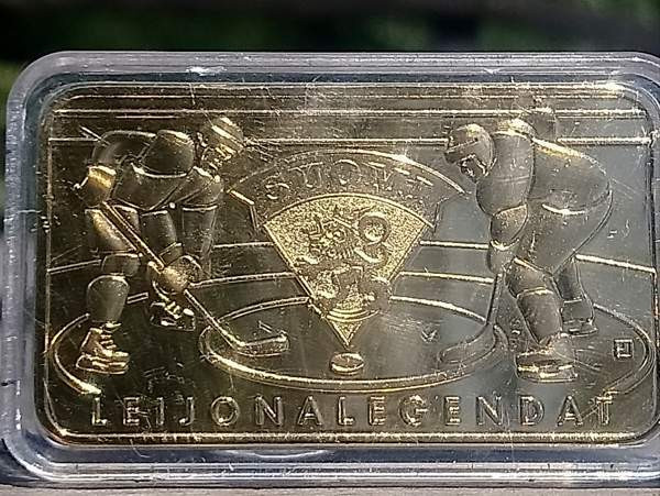 Jääkiekon Maailman mestaruuskilpailut 2011. kullanvärinen laatta. Koko - Vantaa - valokuva 5