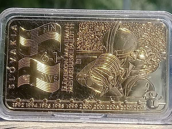 Jääkiekon Maailman mestaruuskilpailut 2011. kullanvärinen laatta. Koko - Vantaa - valokuva 2