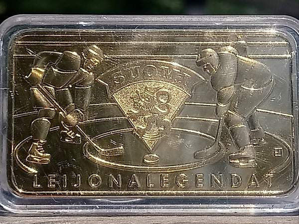 Jääkiekon Maailman mestaruuskilpailut 2011. kullanvärinen laatta. Koko - Vantaa - valokuva 3