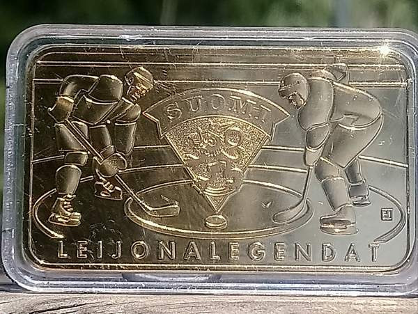 Jääkiekon Maailman mestaruuskilpailut 2011. kullanvärinen laatta. Koko - Vantaa - valokuva 1