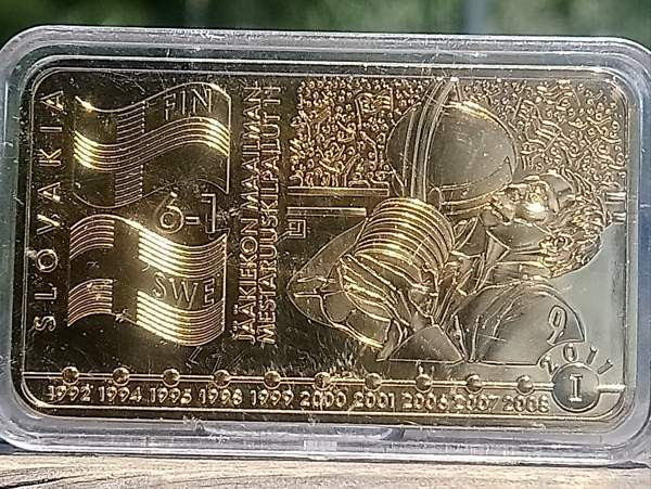 Jääkiekon Maailman mestaruuskilpailut 2011. kullanvärinen laatta. Koko - Vantaa - valokuva 7