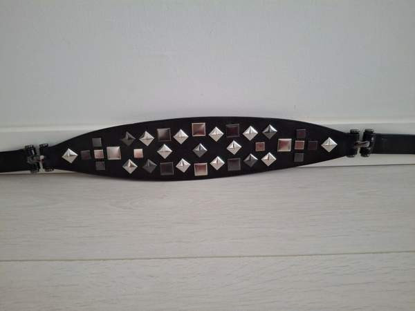 Upea monisävyisiä niittejä musta vyö kevät 25 Tampere - valokuva 2