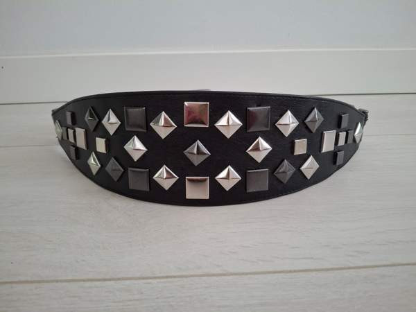 Upea monisävyisiä niittejä musta vyö kevät 25 Tampere - valokuva 1