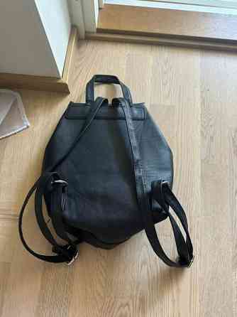 Myydään musta tyylikäs reppu Куопио