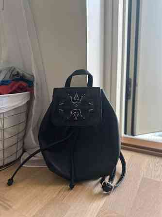 Myydään musta tyylikäs reppu Куопио