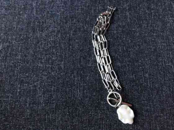 Kaulakoru jossa riipuksena simpukan pala Vantaa